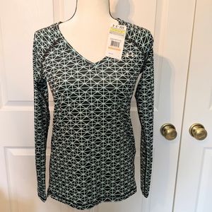 NWT Under Armour fitted Hear Gear top size Small